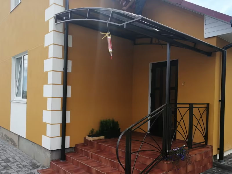 Навес из поликарбоната без элементов ковки